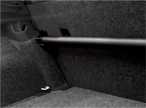 Barra di rinforzo bagagliaio in Carbonio VW Polo AW / A1 GB / Ibiza 6F Carbon Fibre Rear Body Brace - VWR Racingline - immagine 3
