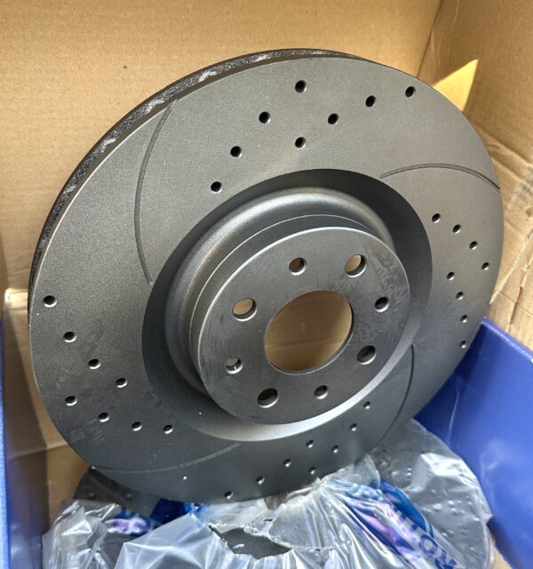 Dischi Freno Anteriori forati e Baffati T5 305 x 28 mm 500 595 695 Abarth / Alfa Romeo Mito QV - Rotinger