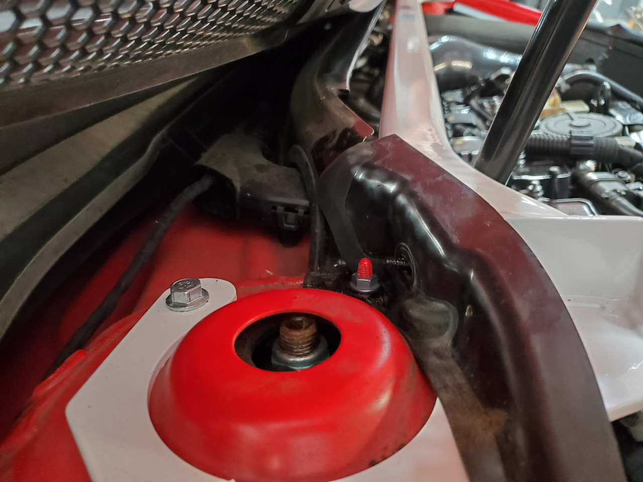 Barra Duomi Anteriore Golf 7 GTI 7R / A3 S3 8V / LEON 5F - Upper Front Strut Brace Ultra Racing - immagine 10