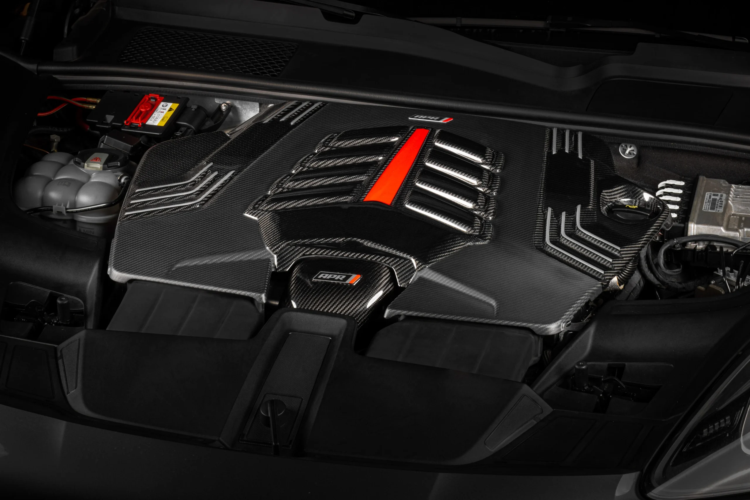 Coprimotore in Carbonio Audi SQ7 / SQ8 / RSQ8 / Lamborghini Urus / Cayenne Turbo / Bentayga - APR Carbon Fiber Engine Cover - immagine 3