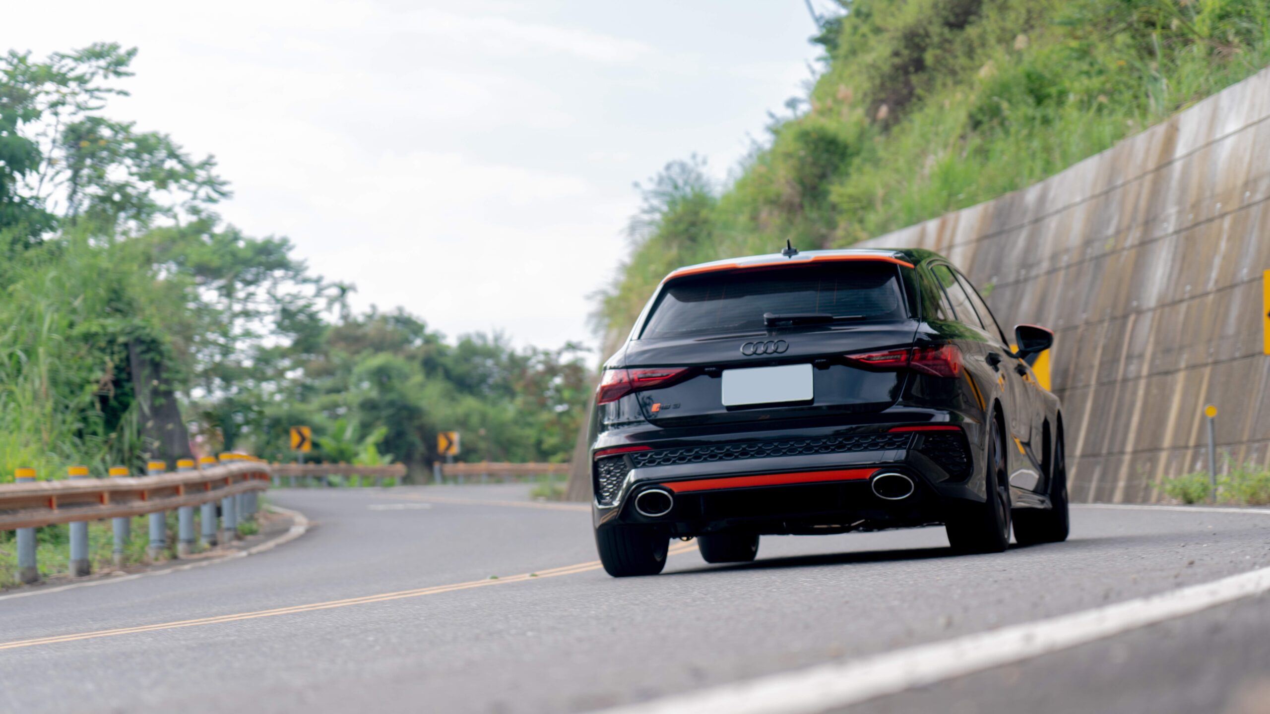 Terminali in carbonio Audi RS3 8Y Armytrix Carbon Fiber Oval Tailpipes - immagine 3