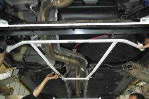 Barra Rinforzo telaio posteriore Renault Clio MK4 - Ultra Racing 4 Points Rear Lower Brace