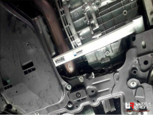 Barra Rinforzo telaio anteriore Mercedes-Benz A Class W176 - Ultra Racing 2 Points Front Lower Bar