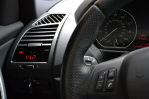 Indicatore digitale multifunzione OBD2 bocchetta aria BMW Serie 1 E81 E82 E87 E88 / 135i / 1M - P3 V3 Gauge